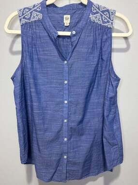 Gap Sleeveless Embroidered Yoke Button Down Shirt Size M